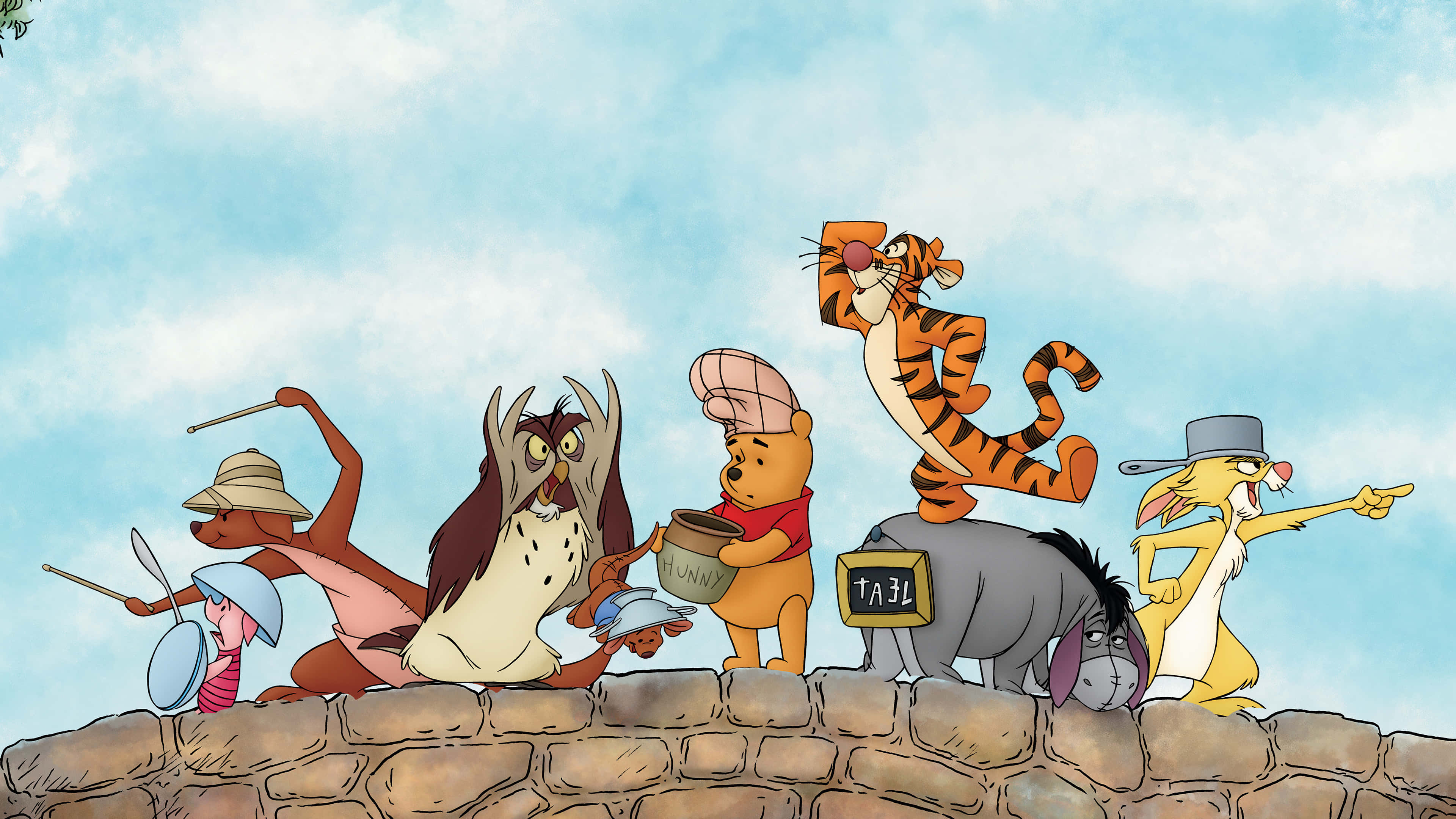 winnie the pooh 桌布 壁紙 — 小熊維尼和朋友們站在石牆上，背景是晴朗的藍天和白雲。