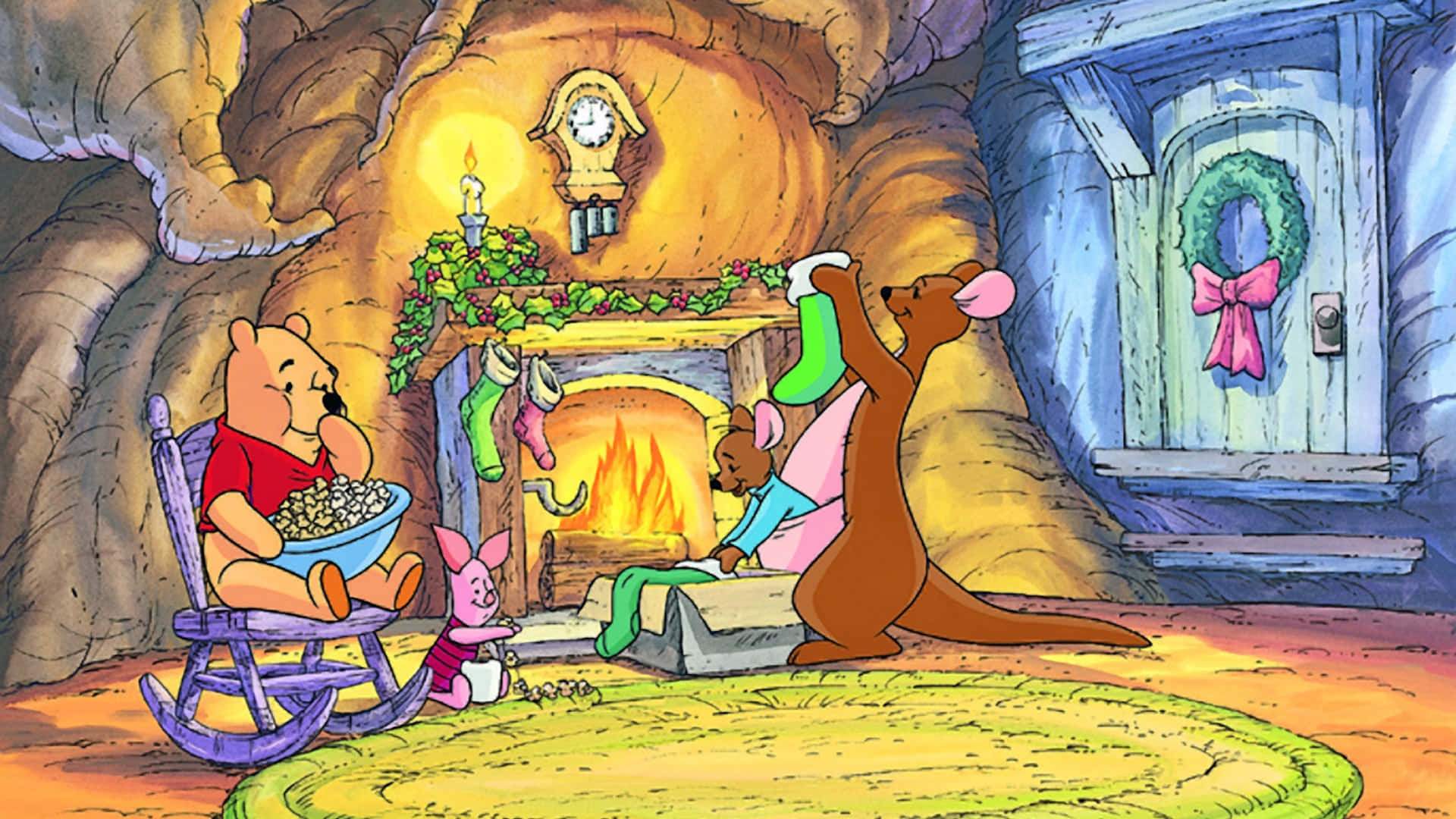 winnie the pooh 桌布 壁紙 — 小熊維尼和朋友們聚集在一個舒適的壁爐旁，樹屋裝飾著聖誕襪和花環。