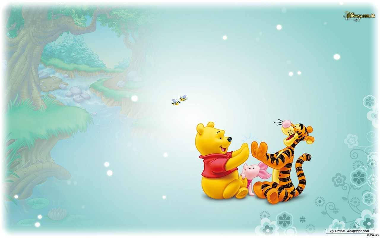 winnie the pooh 桌布 壁紙 — 小熊維尼和跳跳虎在柔和的粉彩森林空地中快樂地玩耍，附近有一隻蜜蜂嗡嗡作響。