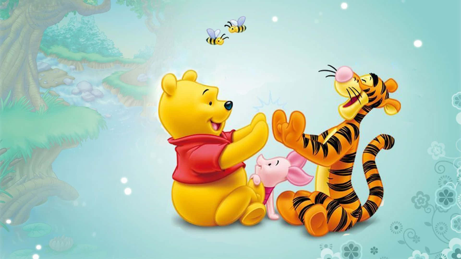 Kawaii Cartoon 桌布 壁紙 — 小熊維尼和跳跳虎在柔和的藍天下，於童話森林的空地上與小豬愉快地互動。