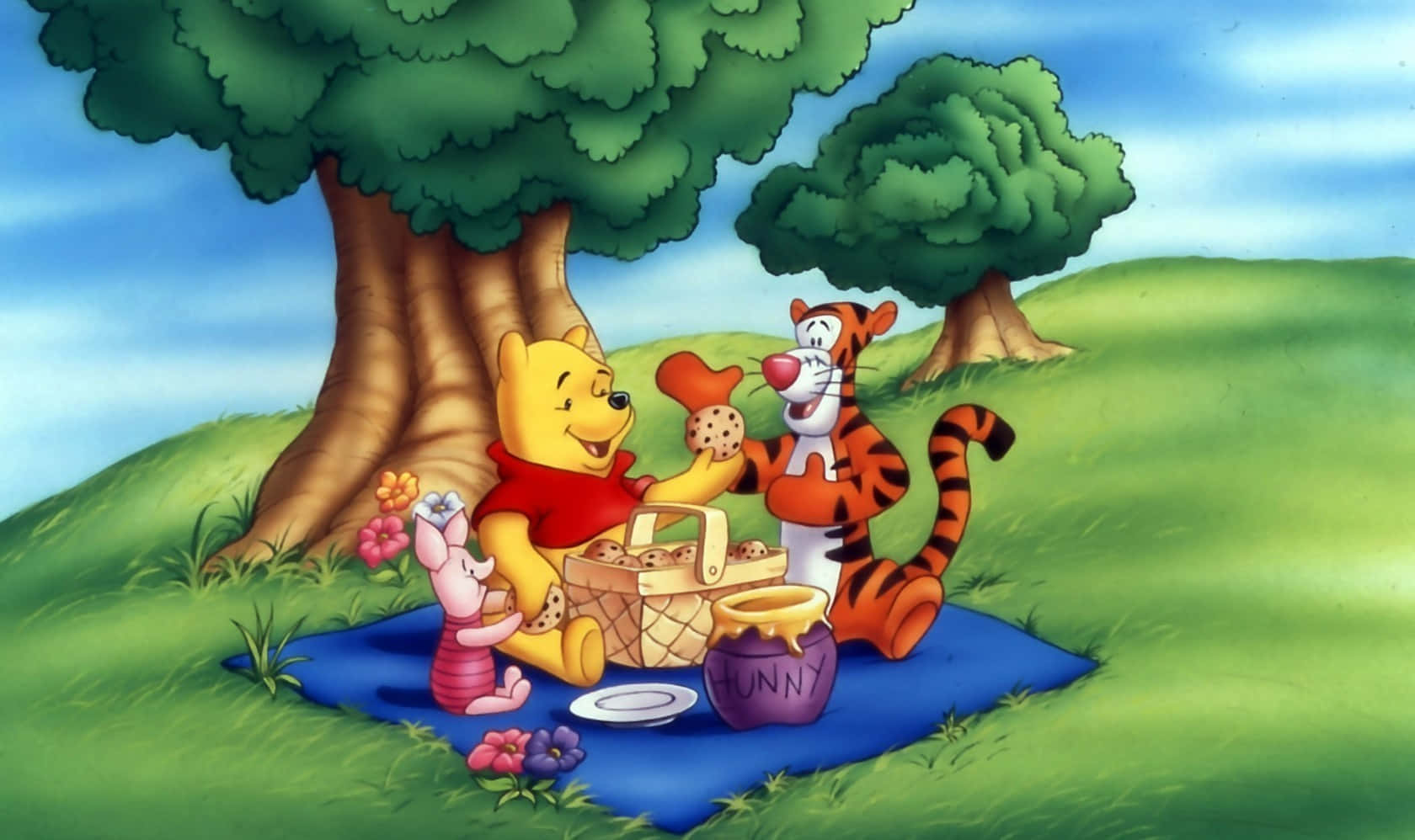 winnie the pooh 桌布 壁紙 — 小熊維尼和跳跳虎在陽光明媚的草地上，與小豬一起在藍色毯子上於樹下共享愉快的野餐。