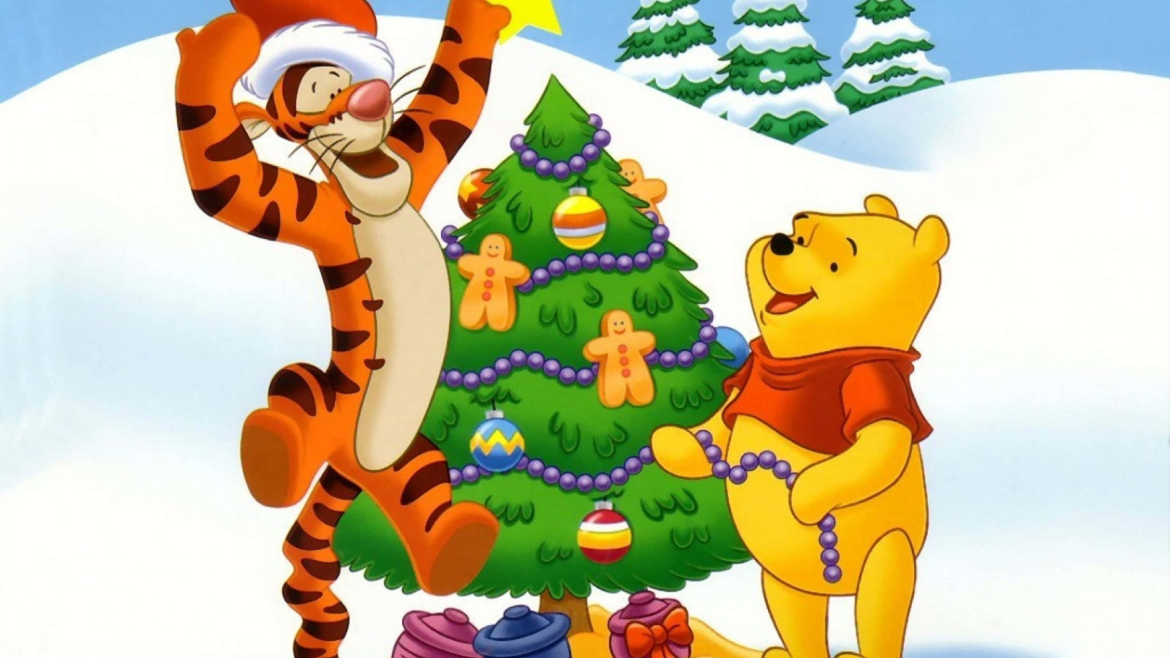 winnie the pooh 桌布 壁紙 — 小熊維尼和跳跳虎在雪地冬日風景中，背景有松樹，歡樂地裝飾聖誕樹。