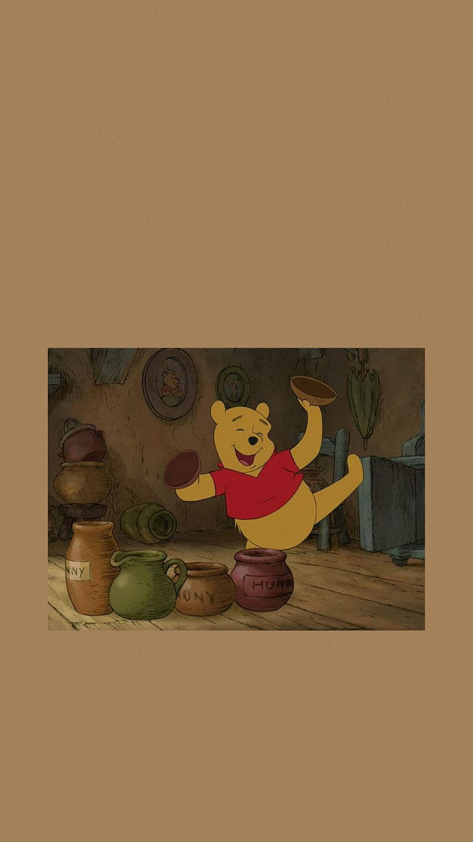 winnie the pooh 桌布 壁紙 — 小熊維尼在他的蜂蜜廚房裡快樂地跳舞，周圍都是鍋子和罐子。