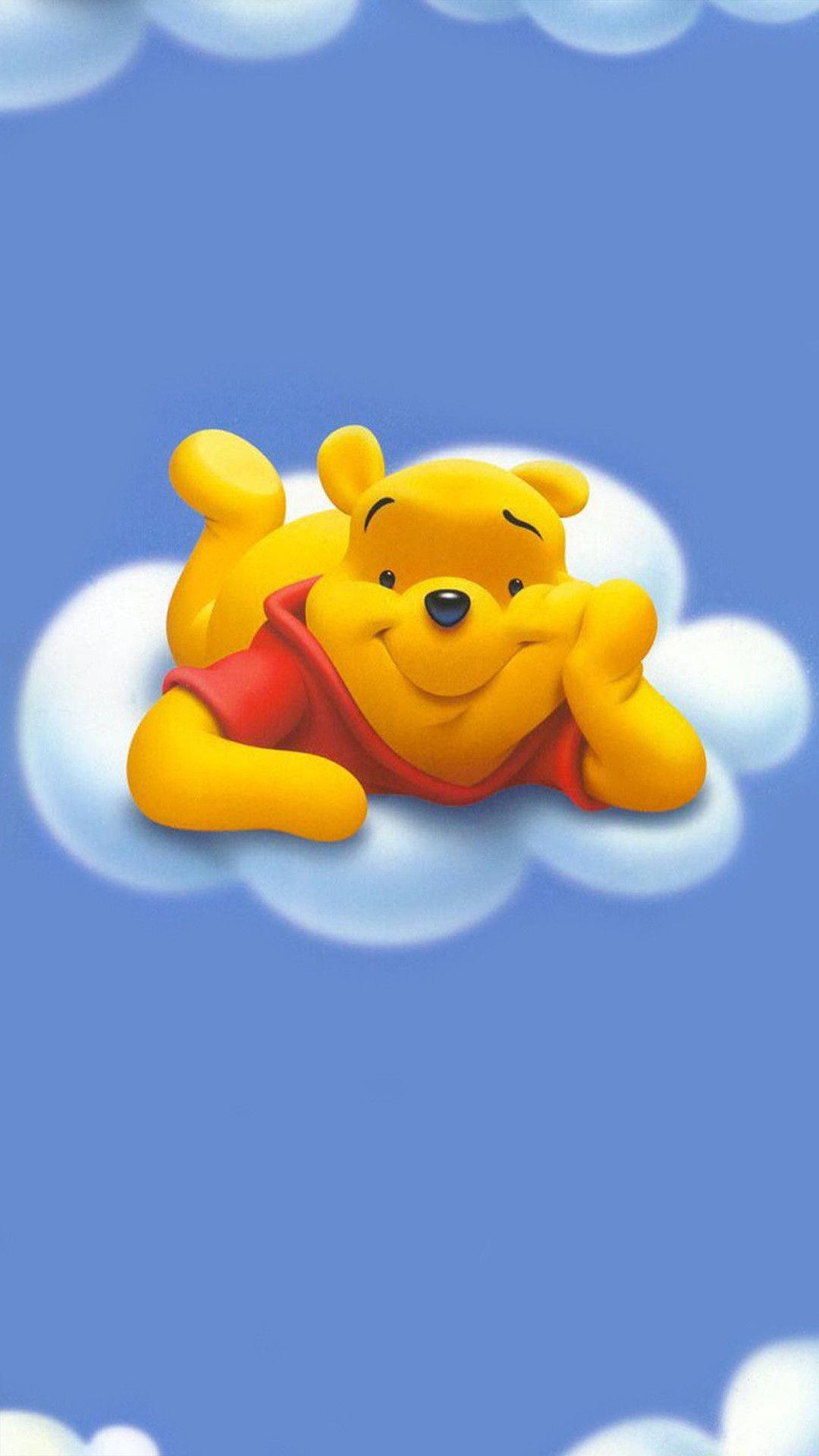 雲朵 桌布 壁紙 — 小熊維尼在平靜的藍天背景下，開心地躺在蓬鬆的白雲上。