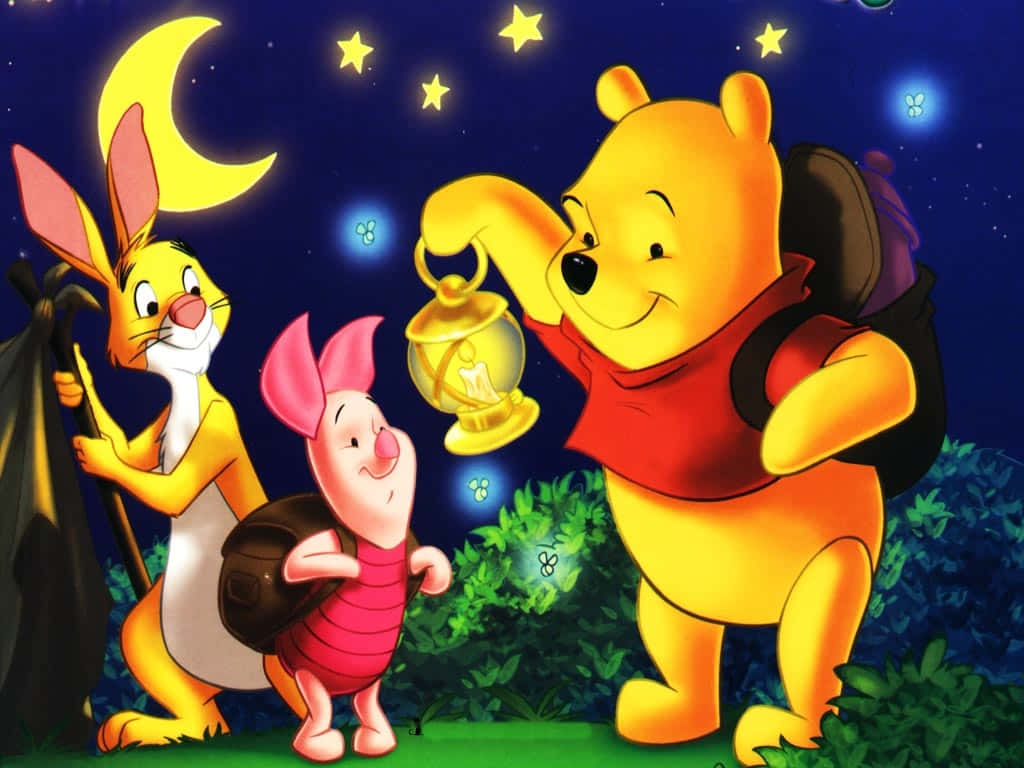 winnie the pooh 桌布 壁紙 — 小熊維尼在彎月下提著燈籠，瑞比和小豬在星光閃爍的夜晚森林中觀看。