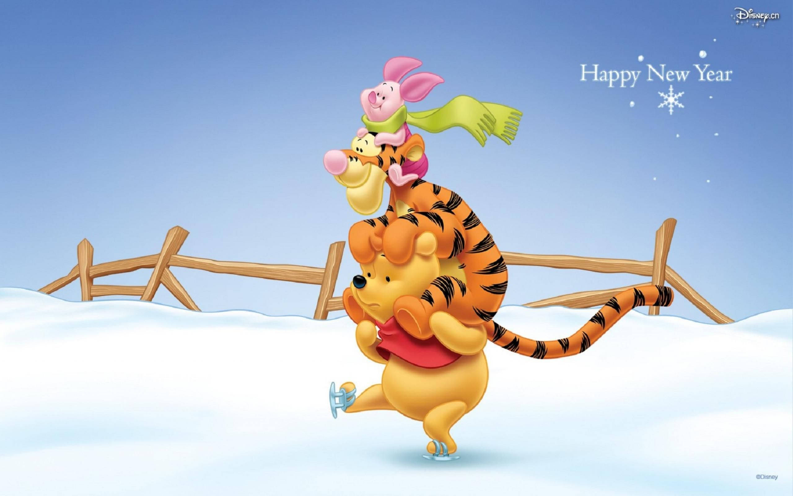 winnie the pooh 桌布 壁紙 — 小熊維尼在晴朗藍天下，穿過雪白的冬季風景溜冰，跳跳虎和小豬騎在他的背上。