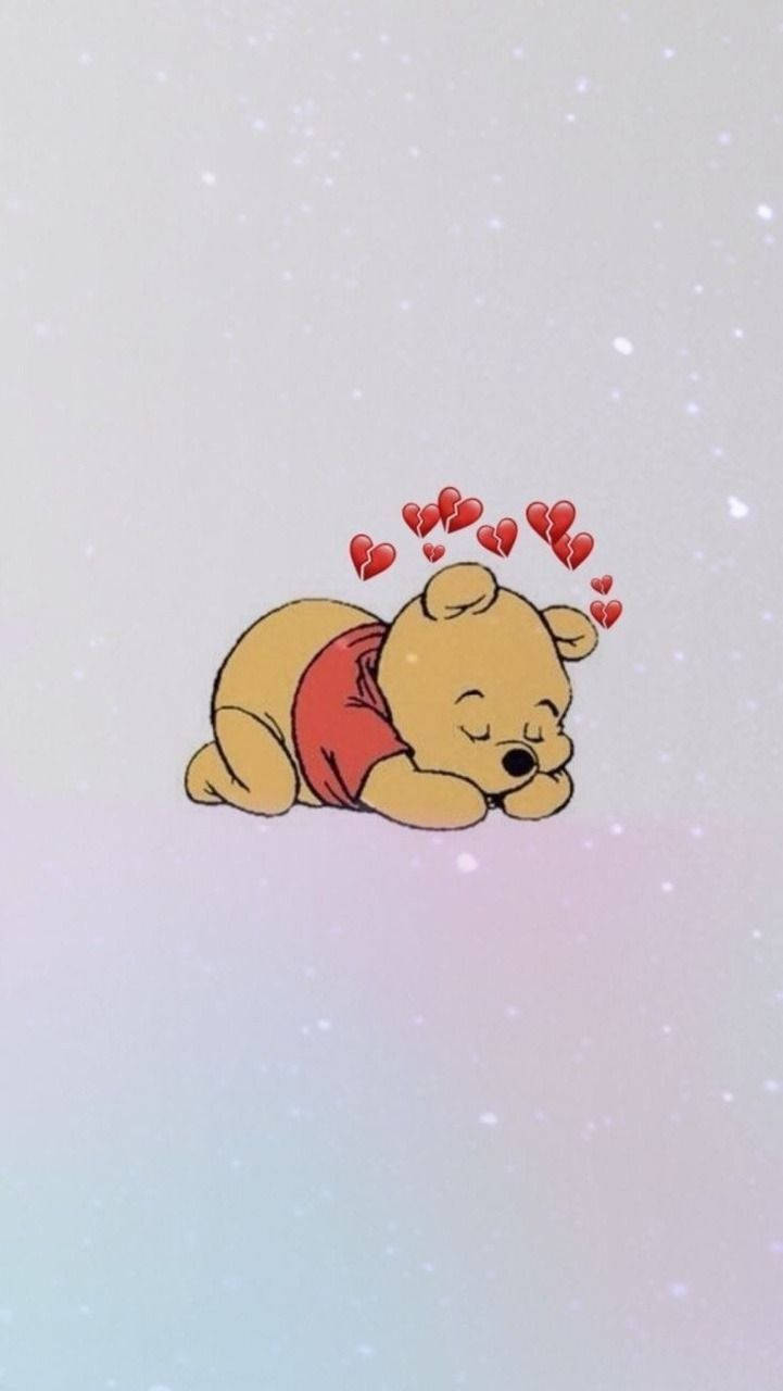 winnie the pooh 桌布 壁紙 — 小熊維尼在柔和的粉彩漸變背景上，有紅色愛心飄浮在他上方，安詳地睡著。