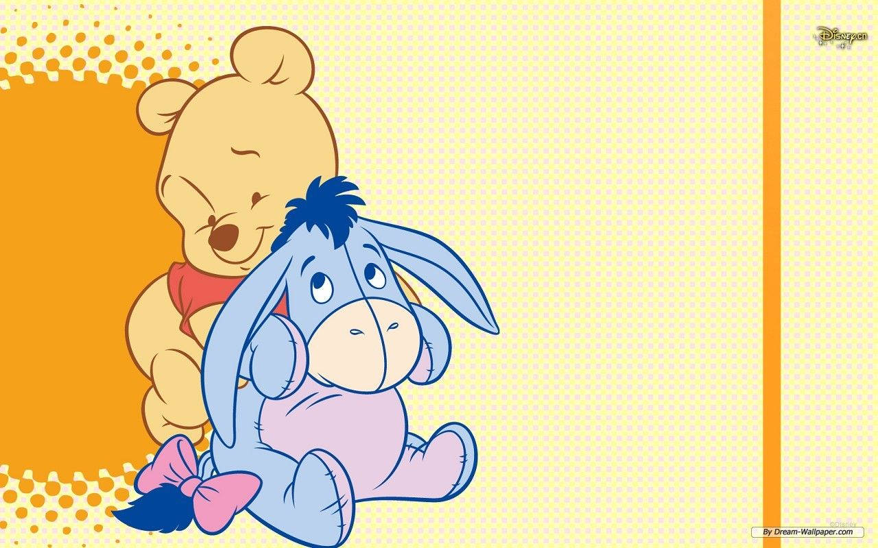winnie the pooh 桌布 壁紙 — 小熊維尼在歡快的黃色和橙色圓點背景上溫柔地擁抱屹耳。