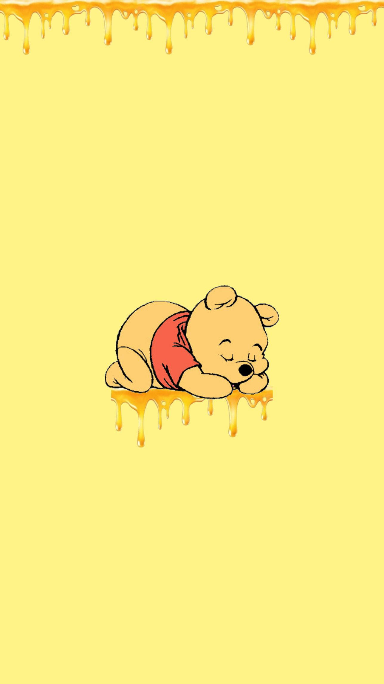 迪士尼角色 桌布 壁紙 — 小熊維尼在淡黃色背景上，於一灘蜂蜜上安然入睡，蜂蜜從上方滴落。