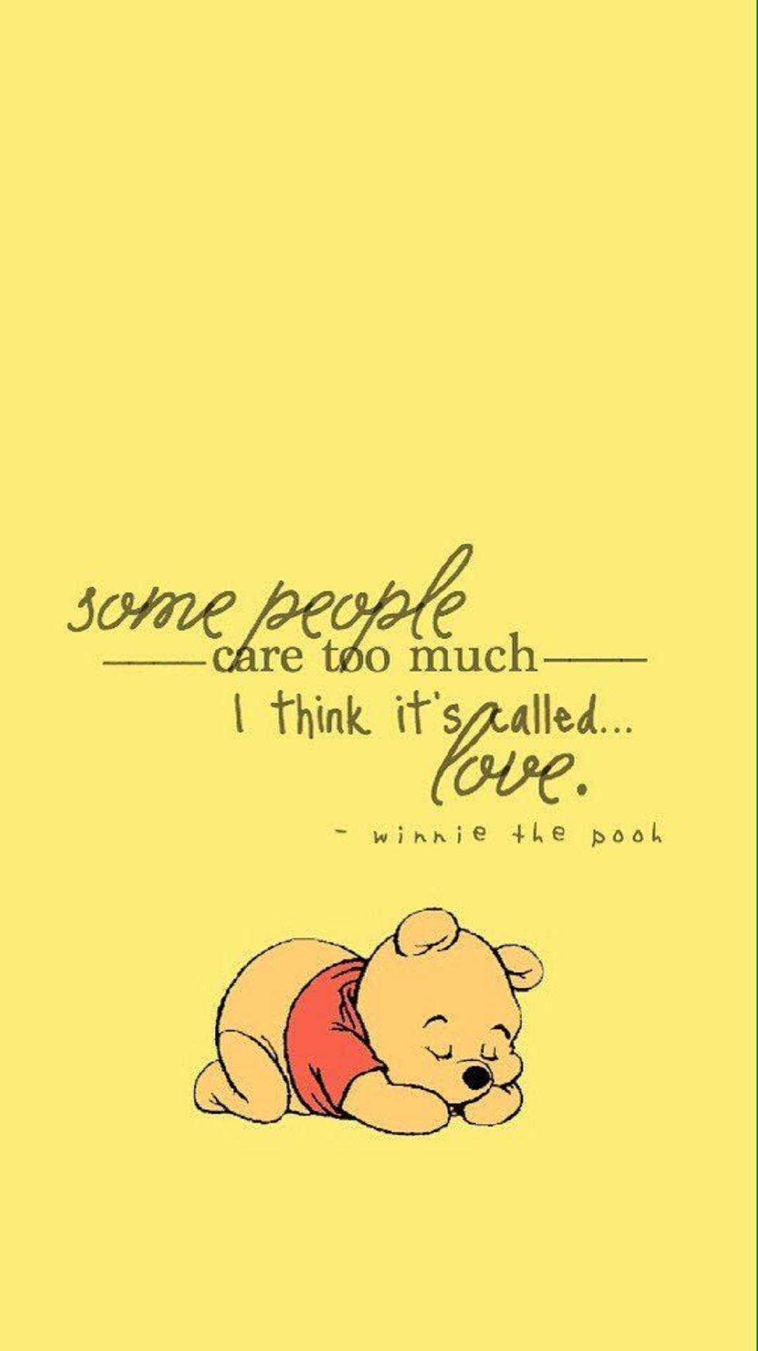 Winnie The Pooh Quotes 桌布 壁紙 — 小熊維尼在純黃色背景上，於一句手寫的關於愛的名言下方安詳入睡。