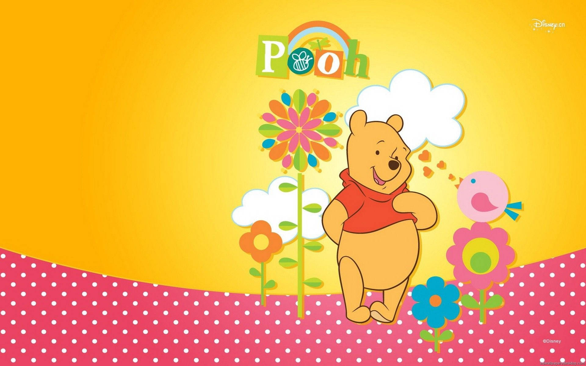 winnie the pooh 桌布 壁紙 — 小熊維尼在色彩繽紛的花朵和雲朵中愉快地微笑，背景是明亮的黃色天空和粉紅色圓點地面。