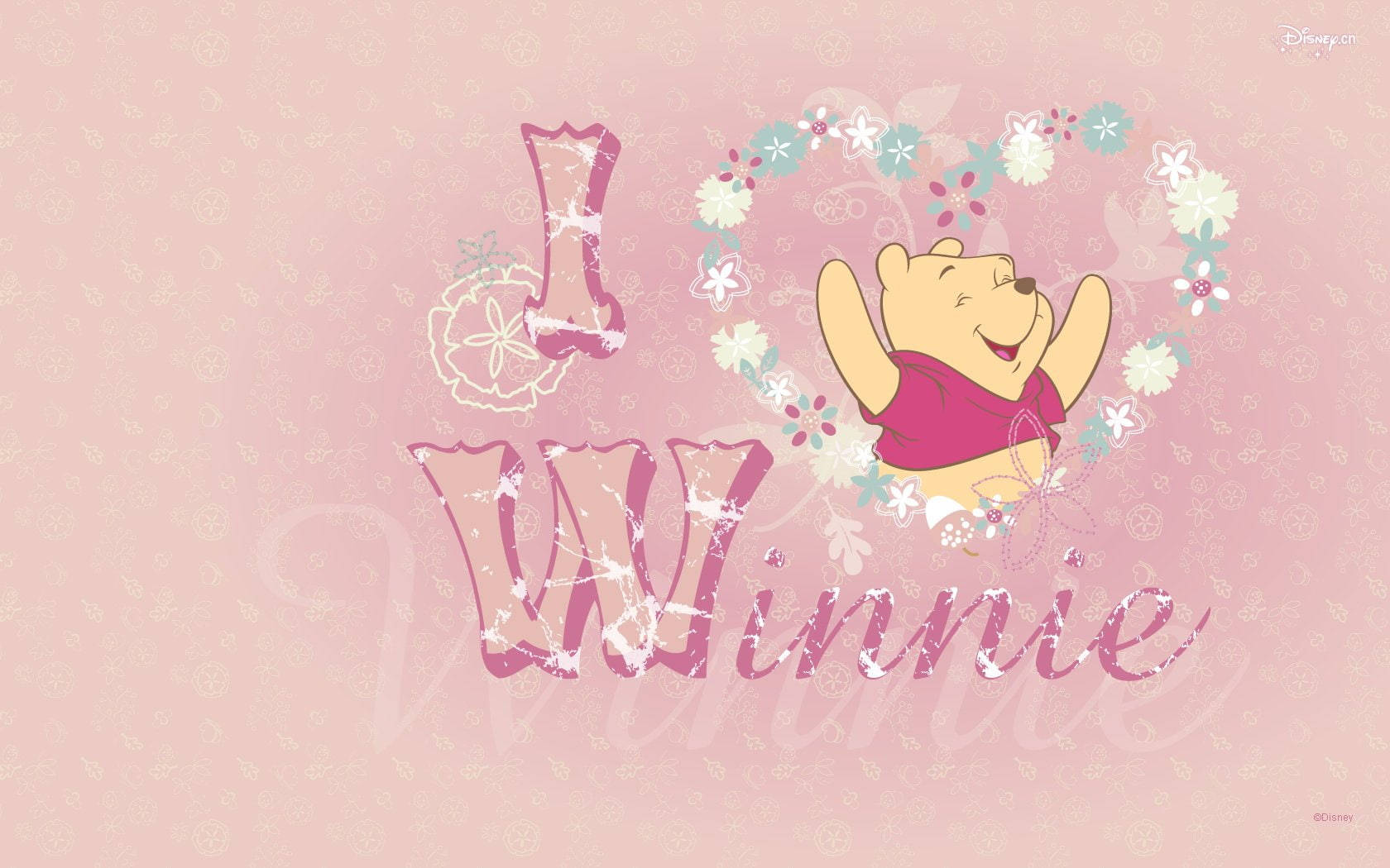 winnie the pooh 桌布 壁紙 — 小熊維尼在花卉心形內開心微笑，背景有圖案，粉紅色字體寫著「I Love Winnie」。