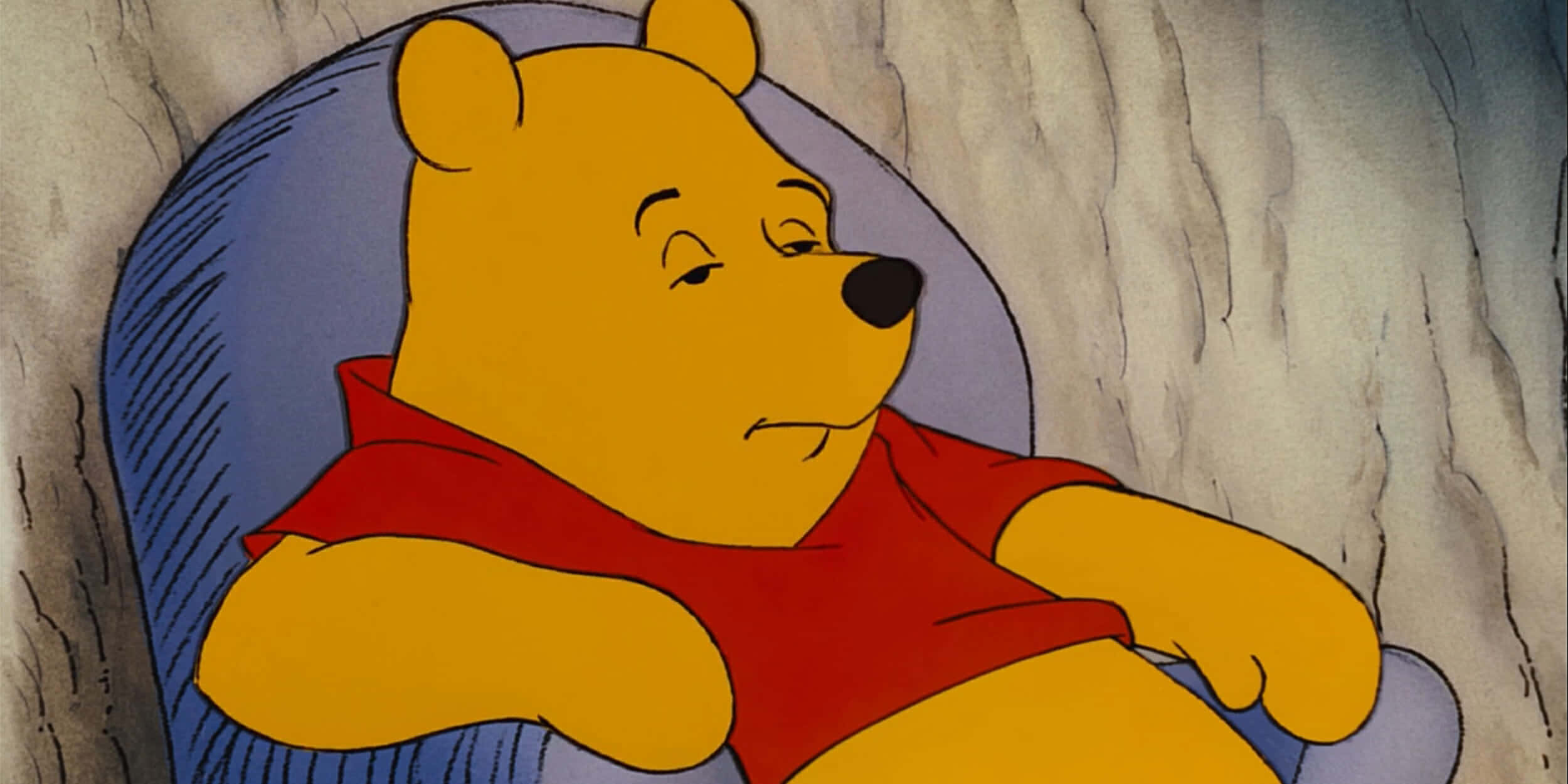 winnie the pooh 桌布 壁紙 — 小熊維尼在質感石牆前的藍色扶手椅上平靜地休息。