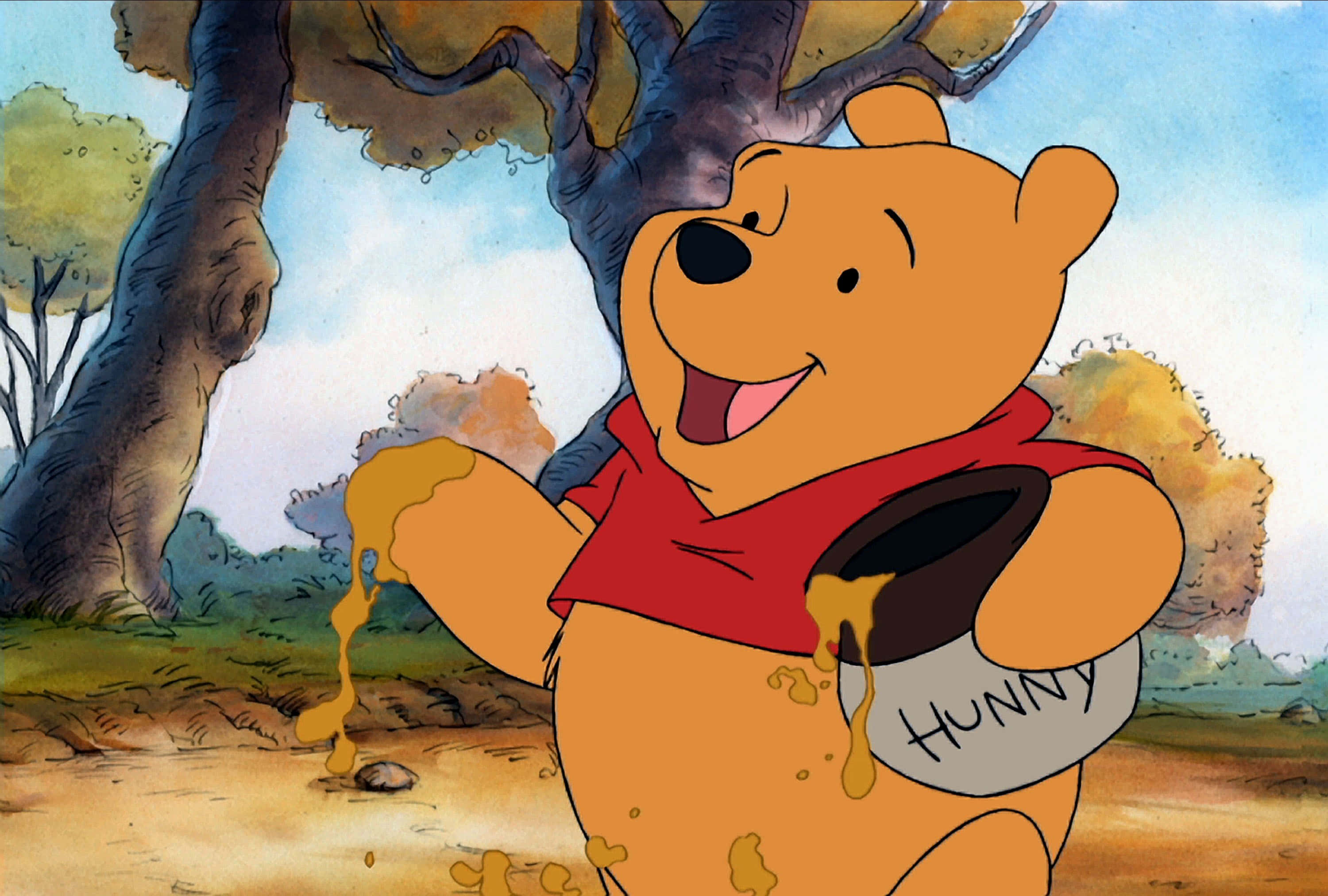 winnie the pooh 桌布 壁紙 — 小熊維尼在陽光明媚的森林空地中，快樂地從他的蜜罐裡滴下蜂蜜。