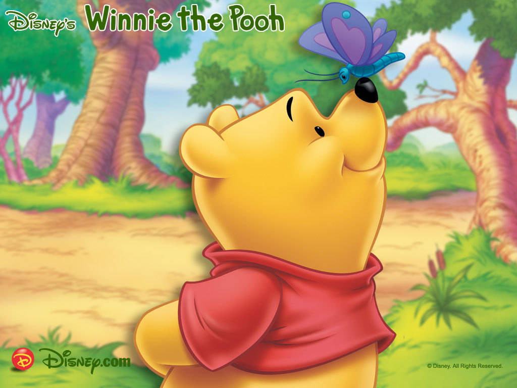 winnie the pooh 桌布 壁紙 — 小熊維尼在陽光明媚的森林空地中微笑，一隻紫色蝴蝶輕輕落在他的鼻子上。