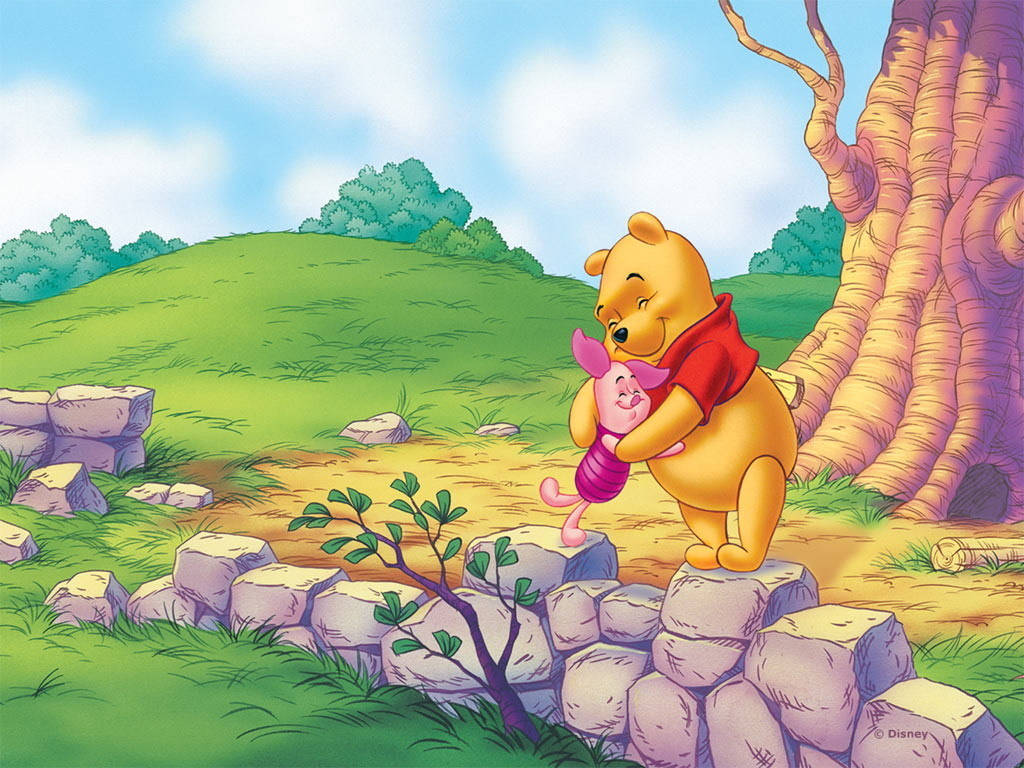 winnie the pooh 桌布 壁紙 — 小熊維尼在陽光明媚的草地上，輕輕抱著小豬，旁邊是巨大的樹幹和石牆。