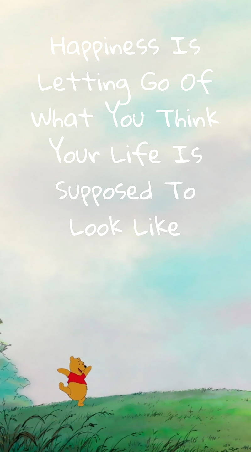 Winnie The Pooh Quotes 桌布 壁紙 — 小熊維尼快樂地站在長滿草的山丘上，上方是柔和粉彩的天空，並有鼓舞人心的文字。