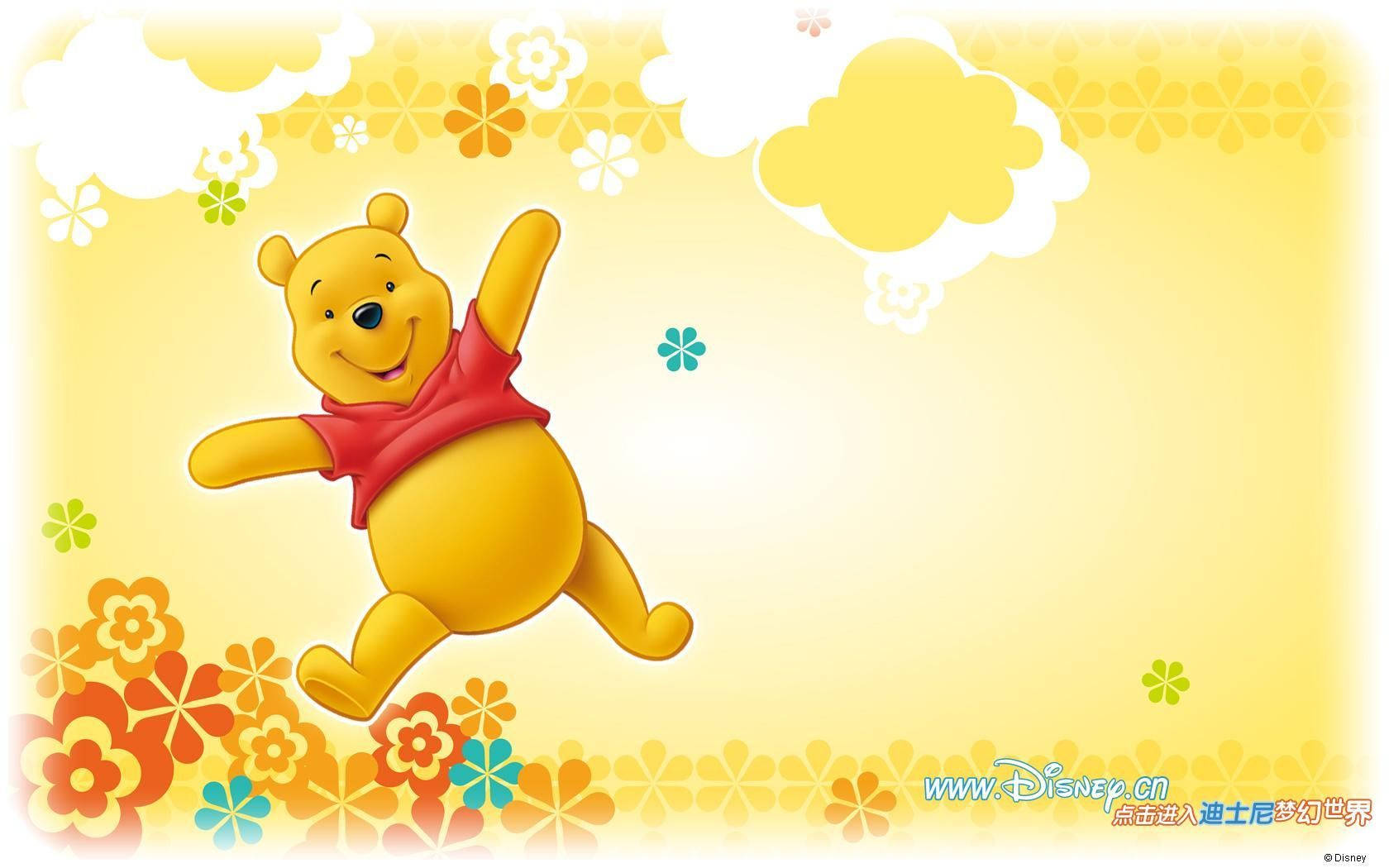 winnie the pooh 桌布 壁紙 — 小熊維尼快樂地跳過一片明亮的黃色天空，點綴著色彩繽紛的花朵和蓬鬆的雲朵。