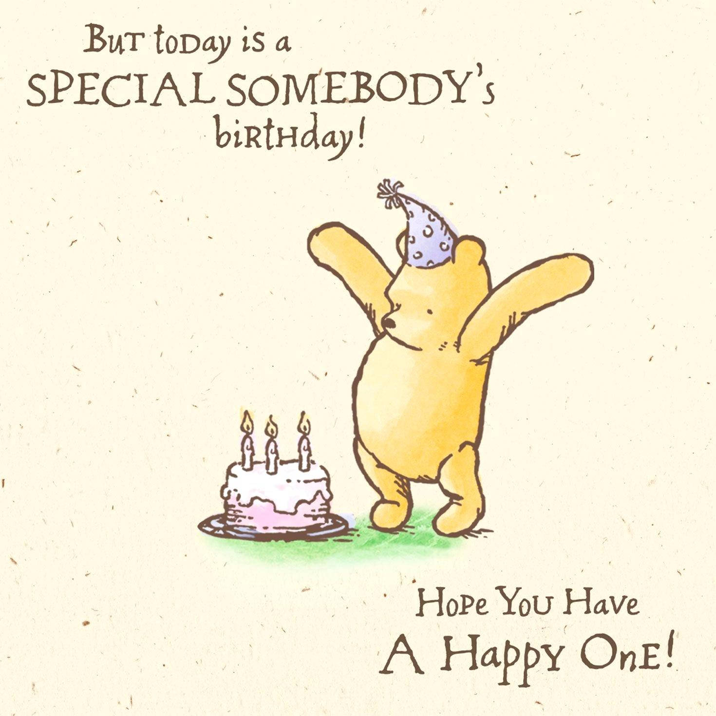 Winnie The Pooh Quotes 桌布 壁紙 — 小熊維尼戴著派對帽，愉快地慶祝生日，有一個小蛋糕和點燃的蠟燭。