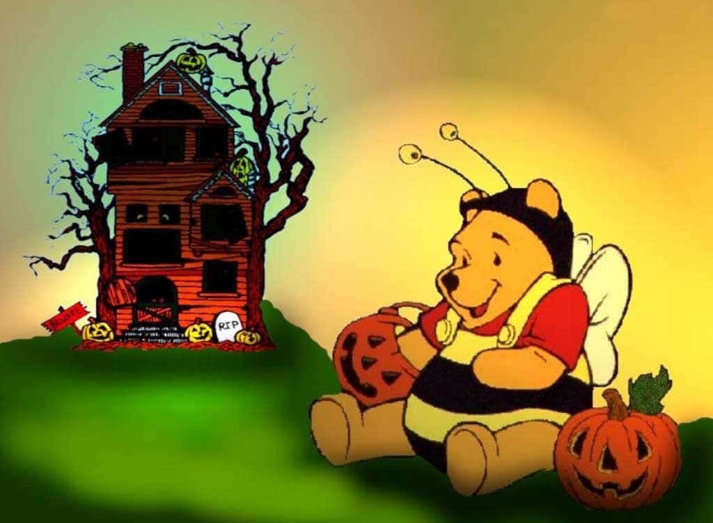 Winnie The Pooh Halloween 桌布 壁紙 — 小熊維尼打扮成蜜蜂，在萬聖節之夜開心地在南瓜旁邊，旁邊是一間陰森鬼屋。