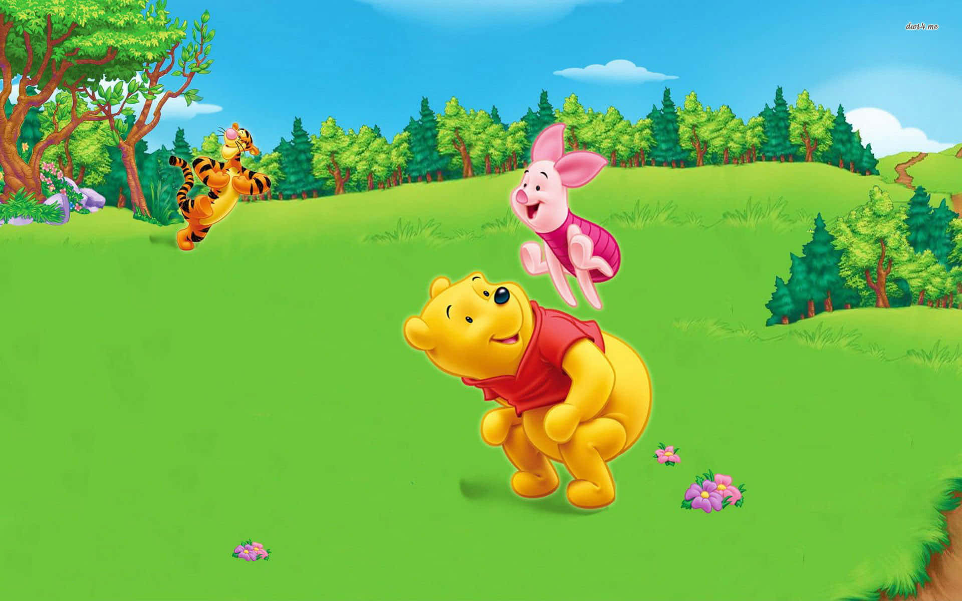 Winnie The Pooh Desktop 桌布 壁紙 — 小熊維尼抱著小豬穿過充滿活力的綠色草地，背景中跳跳虎在晴朗的藍天下快樂地跳躍。