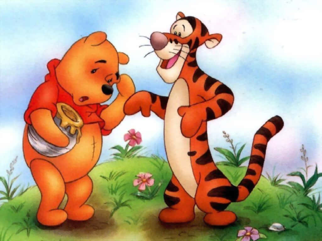 winnie the pooh 桌布 壁紙 — 小熊維尼拿著一個蜂蜜罐，而跳跳虎在陽光明媚、長滿粉紅色花朵的草地上開心地拍他的頭。