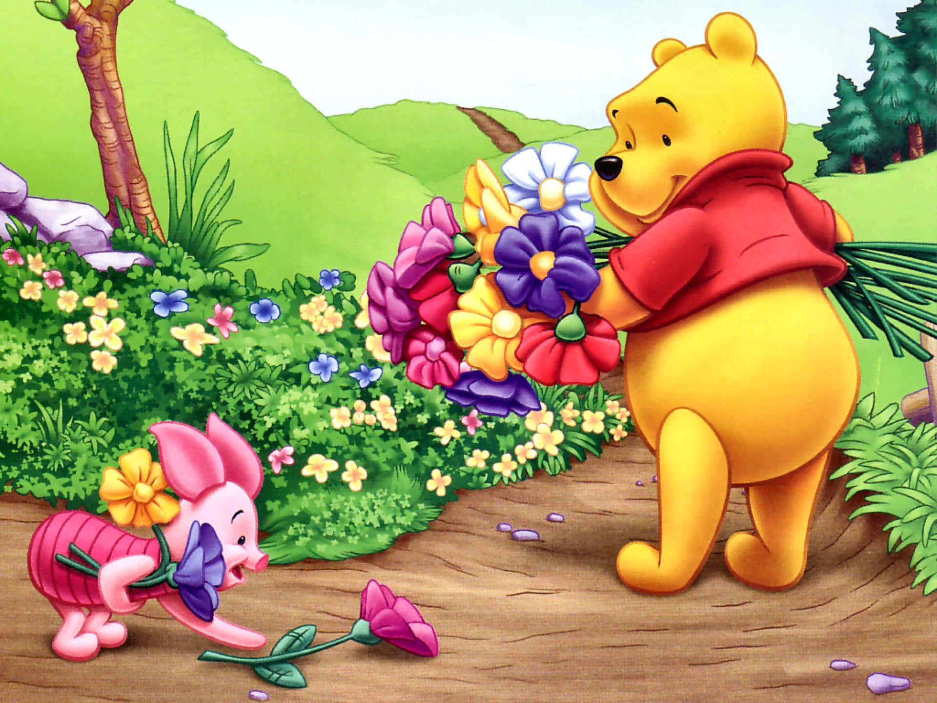 Winnie The Pooh Desktop 桌布 壁紙 — 小熊維尼拿著一束色彩繽紛的花，小豬則在茂密的綠色森林中，腳邊有一朵花，看著他。