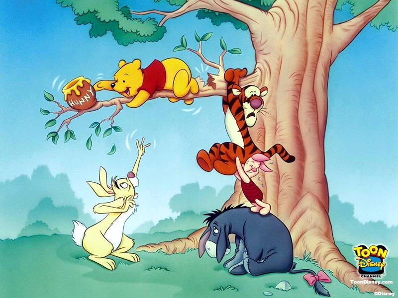 winnie the pooh 桌布 壁紙 — 小熊維尼掛在樹枝上，拿著一個蜂蜜罐，而跳跳虎、小豬、屹耳和兔子在經典迪士尼卡通場景中觀看。
