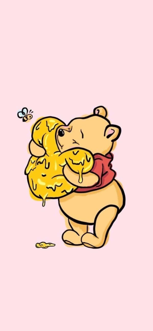 Winnie The Pooh Aesthetic 桌布 壁紙 — 小熊維尼擁抱一個巨大的蜂蜜罐，旁邊有一隻蜜蜂在嗡嗡作響，背景是柔和的粉紅色。