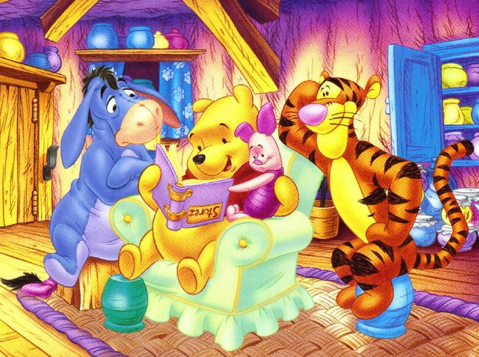 winnie the pooh 桌布 壁紙 — 小熊維尼正在讀故事書給小豬皮傑聽，屹耳和跳跳虎在舒適的木屋裡看著。