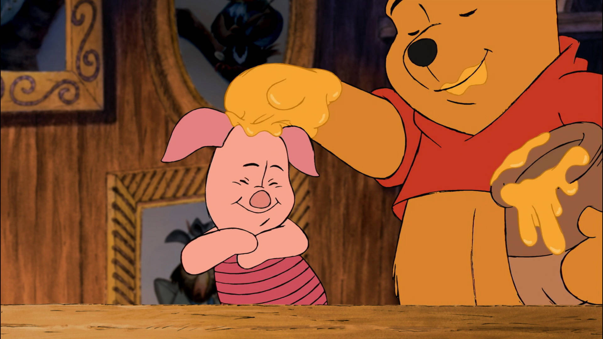 Piglet 桌布 壁紙 — 小熊維尼溫柔地將蜂蜜倒在小豬的頭上，他們在室內分享快樂的時刻。