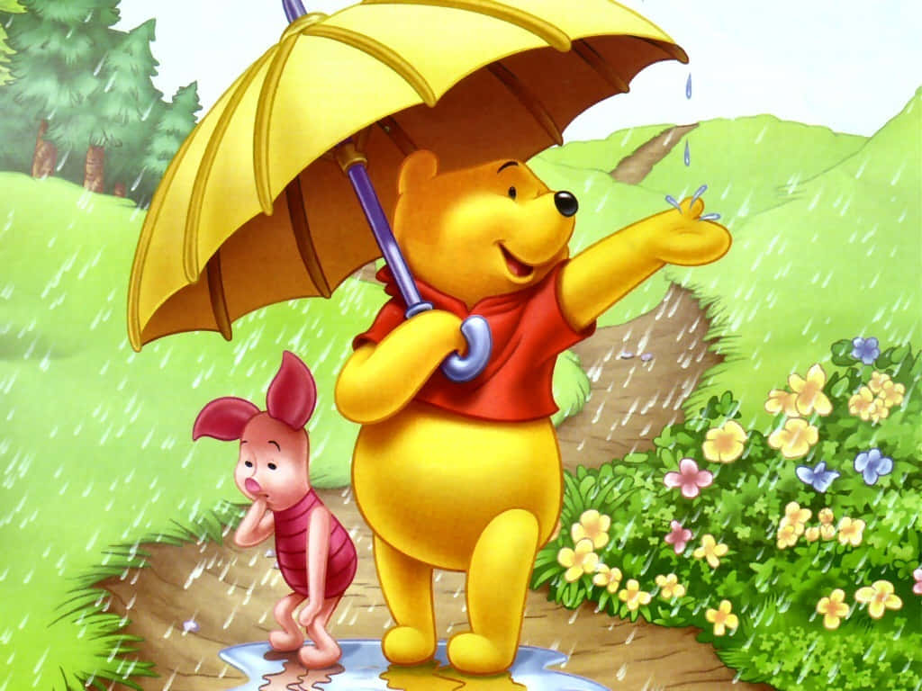 winnie the pooh 桌布 壁紙 — 小熊維尼為小豬撐著一把黃色雨傘，他們站在被雨水浸濕的草地上，周圍有色彩繽紛的花朵和綠色山丘。