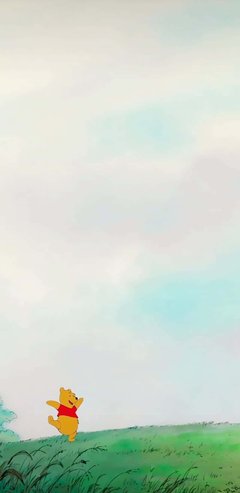 Winnie The Pooh Aesthetic 桌布 壁紙 — 小熊維尼獨自站在長滿草的山丘上，背景是柔和粉彩的天空，以溫柔的水彩風格呈現。
