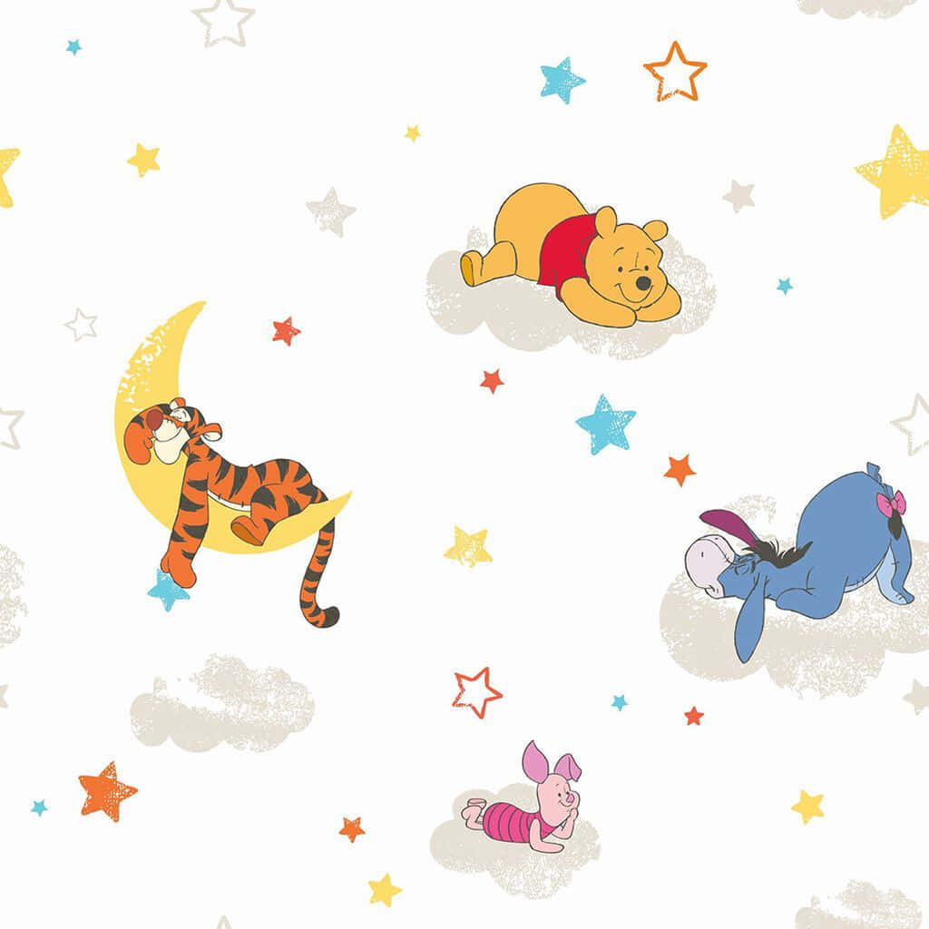 Winnie The Pooh Classic 桌布 壁紙 — 小熊維尼的朋友們在雲端上睡覺，周圍是色彩繽紛的星星和一彎新月，構成夢幻夜空。
