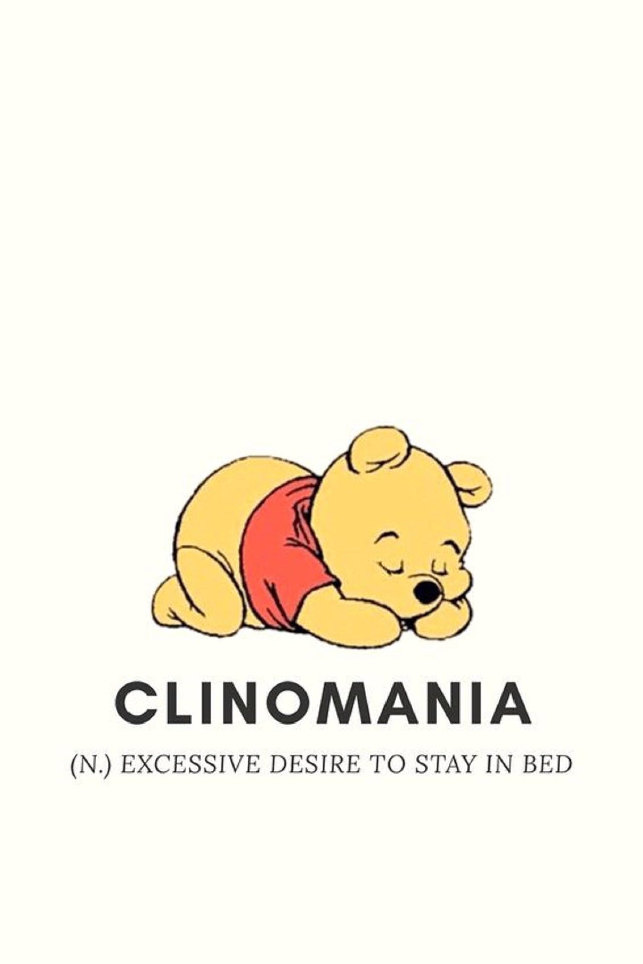 Winnie The Pooh Quotes 桌布 壁紙 — 小熊維尼穿著他標誌性的紅色襯衫，在柔和的奶油色背景前安詳地睡著，下方有「CLINOMANIA」一詞。