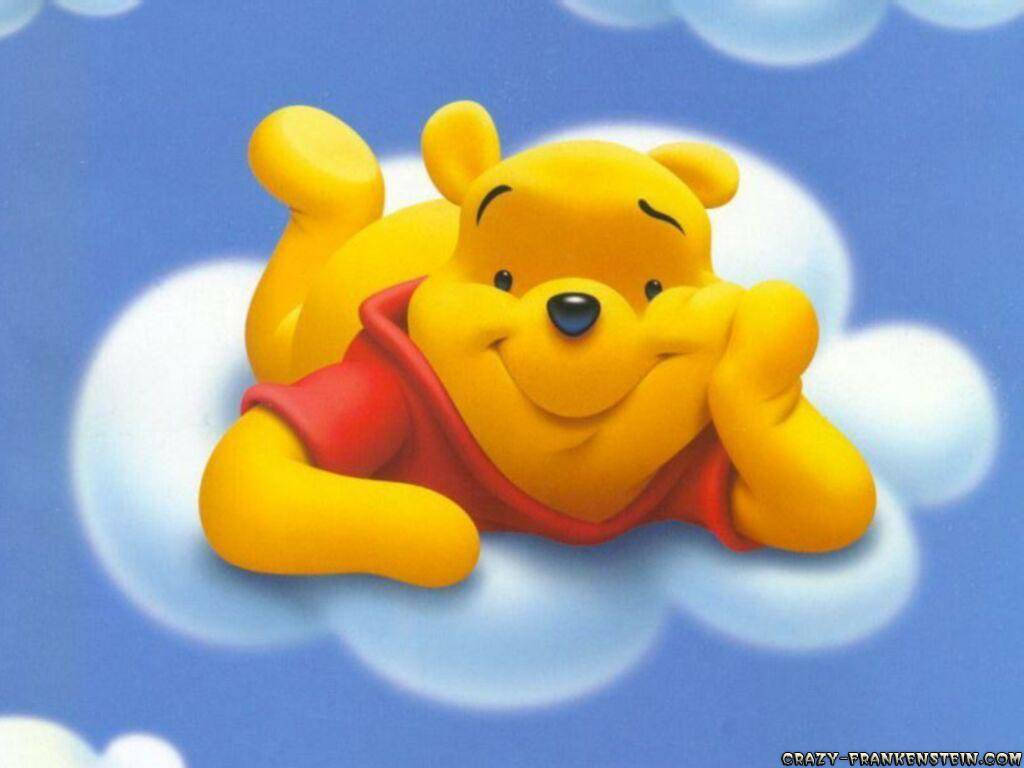 小熊維尼在藍天白雲上微笑。 — Winnie the pooh GIF 壁紙