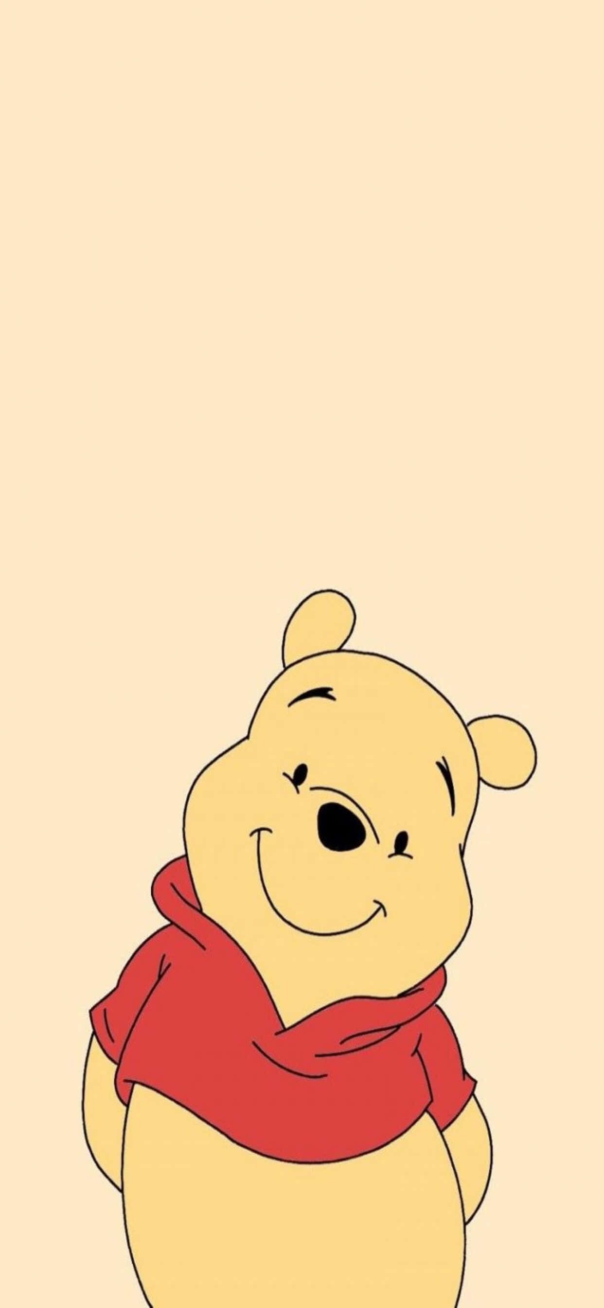 iPhone Xs Max Disney 桌布 壁紙 — 小熊維尼穿著紅色襯衫，在柔和的米色背景上溫暖地微笑。