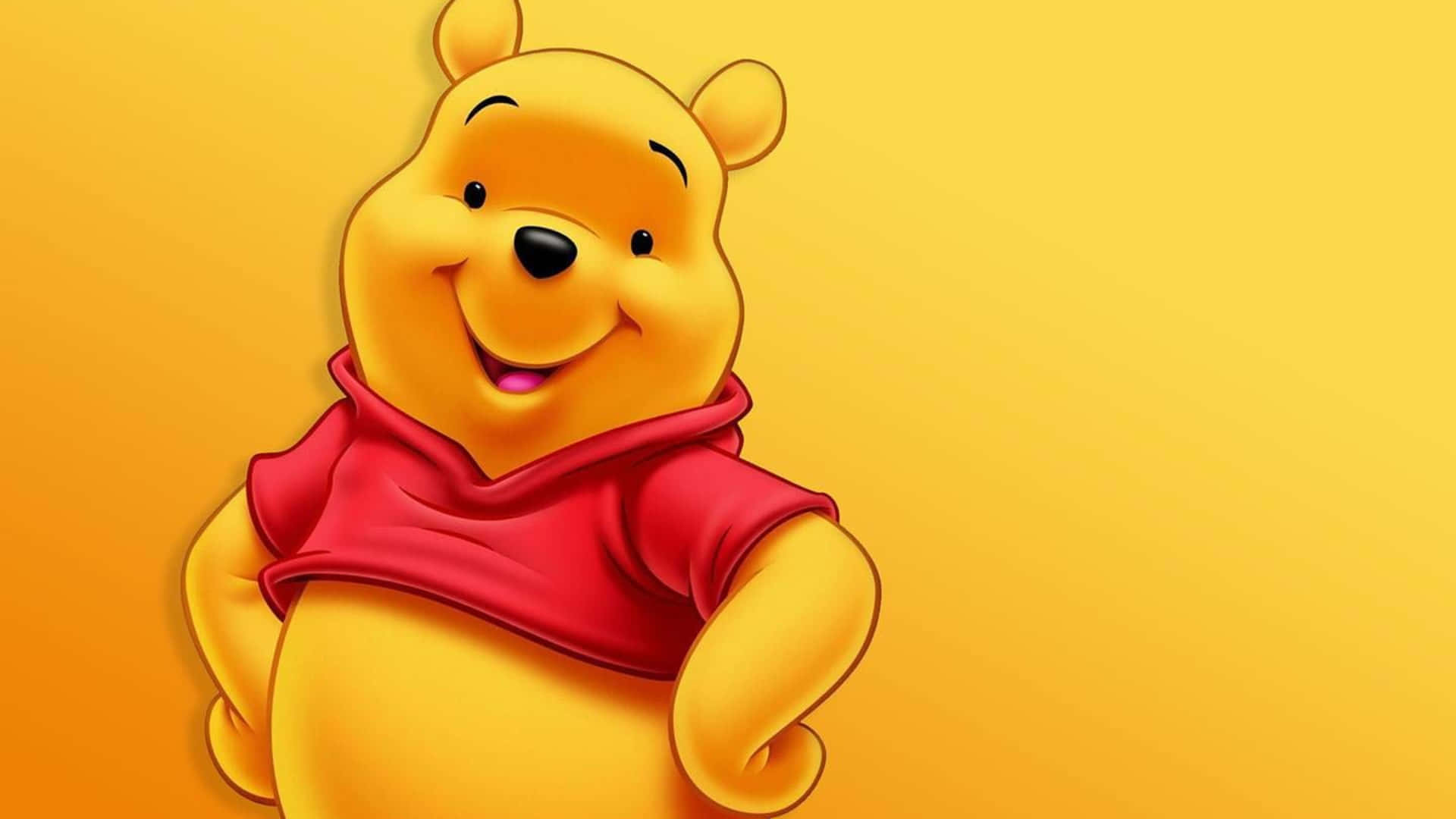 Winnie The Pooh Laptop 桌布 壁紙 — 小熊維尼穿著紅色襯衫，在溫暖的黃色漸層背景前開心地微笑。