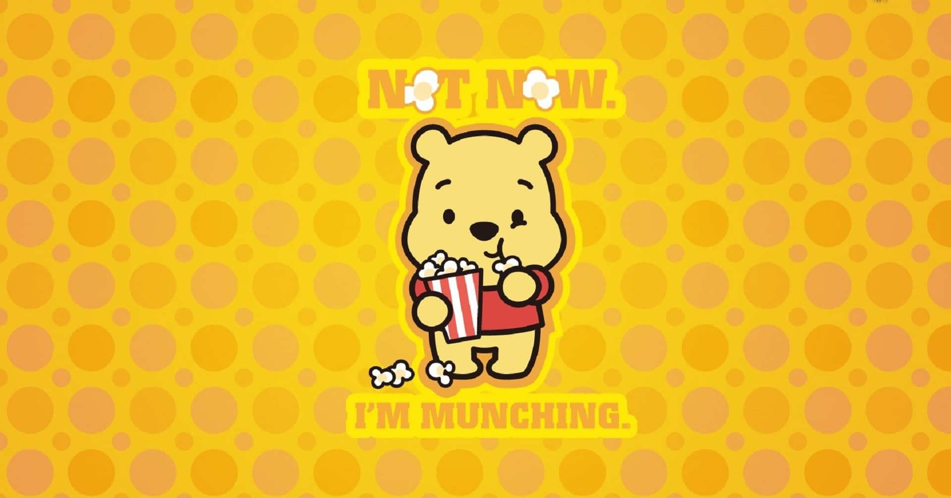 Winnie The Pooh Laptop 桌布 壁紙 — 小熊維尼穿著紅色襯衫，在黃色圓點背景前吃爆米花，並帶有「現在不行，我正在吃」的標誌。