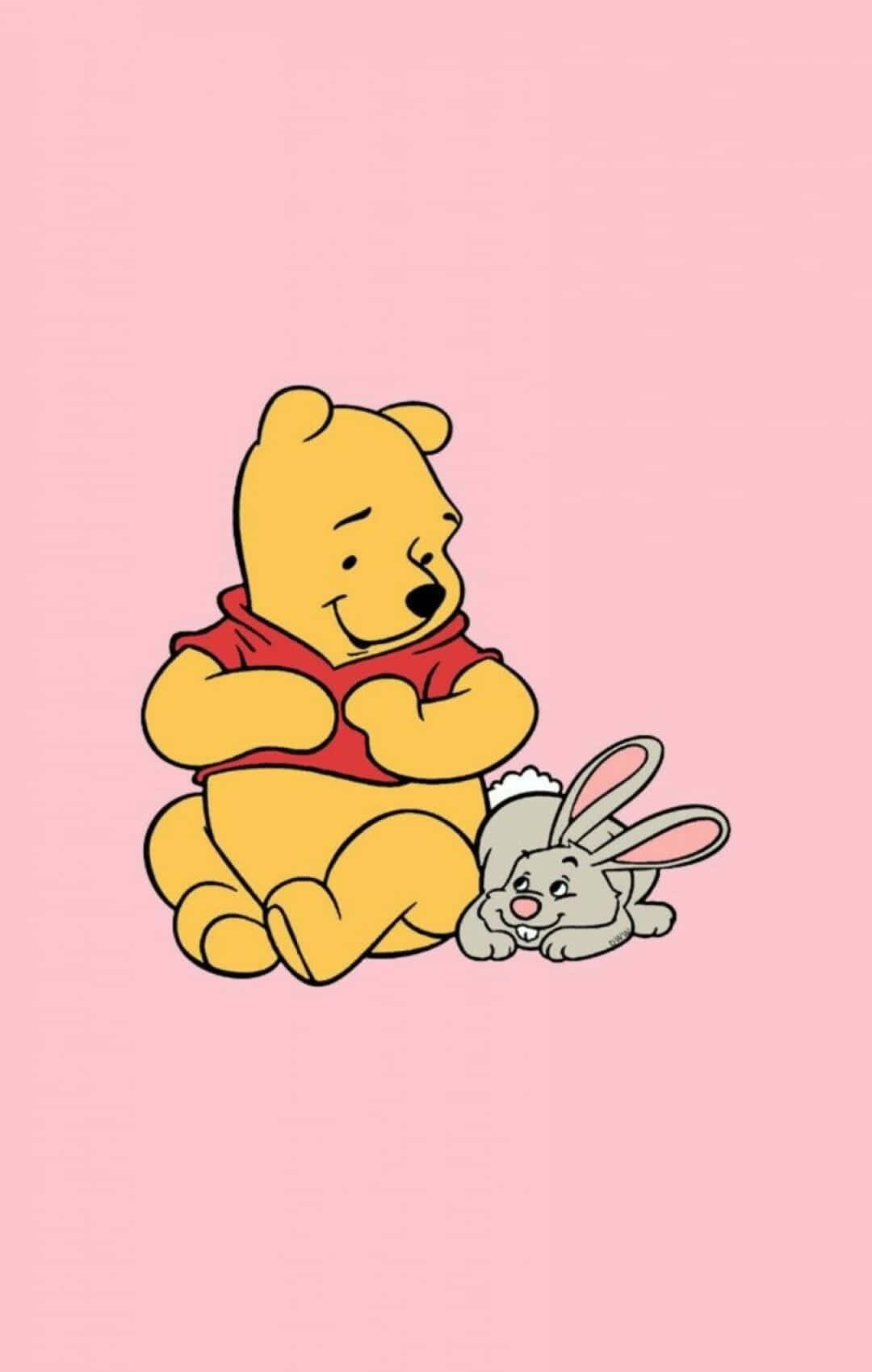 Cute Easter iPhone 桌布 壁紙 — 小熊維尼穿著紅色襯衫，坐在柔軟的粉紅色背景上，旁邊有一隻灰色的兔子，面帶微笑。