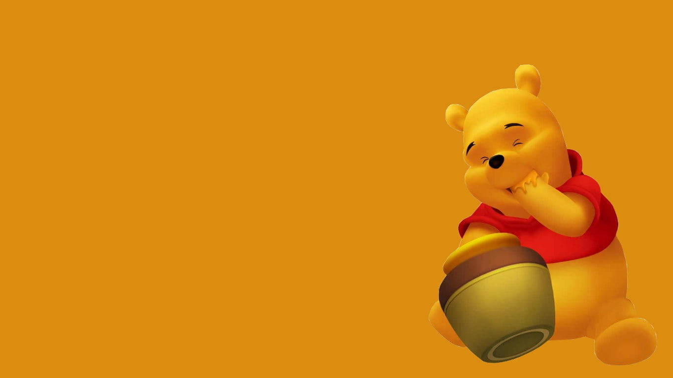 winnie the pooh 桌布 壁紙 — 小熊維尼穿著紅色襯衫，坐在純橙色背景前，拿著一個蜂蜜罐。