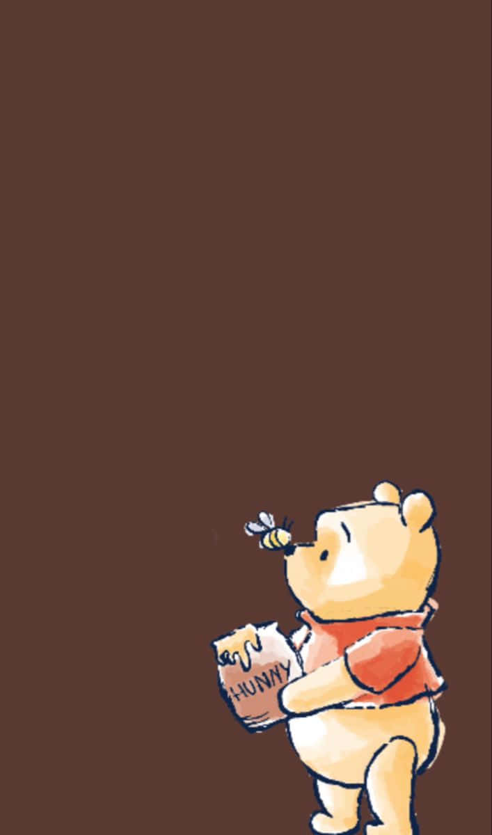 Winnie The Pooh Aesthetic 桌布 壁紙 — 小熊維尼穿著紅色襯衫，拿著蜂蜜罐，蜜蜂在他鼻子附近嗡嗡作響，背景是純棕色。