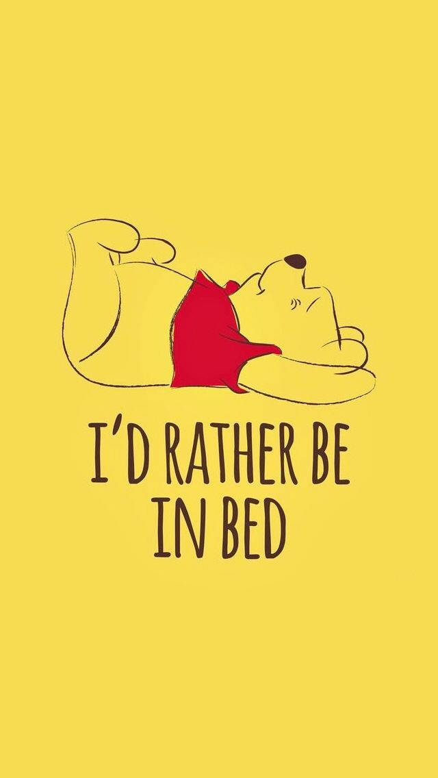 Winnie The Pooh Quotes 桌布 壁紙 — 小熊維尼穿著紅色襯衫，放鬆地躺在純黃色背景上，文字為「我寧願在床上」。