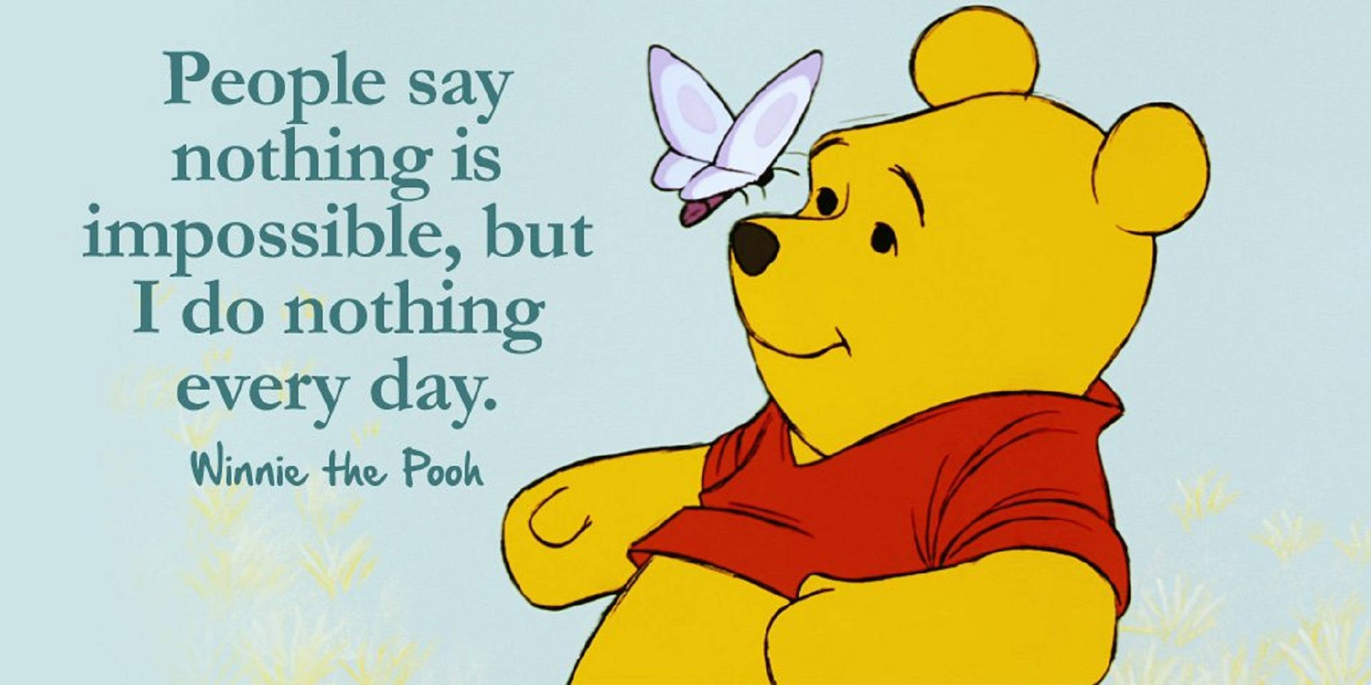 Winnie The Pooh Quotes 桌布 壁紙 — 小熊維尼穿著紅色襯衫，溫柔微笑，一隻白色蝴蝶停在他的鼻子附近，背景是柔和的藍色，並附有勵志語錄。