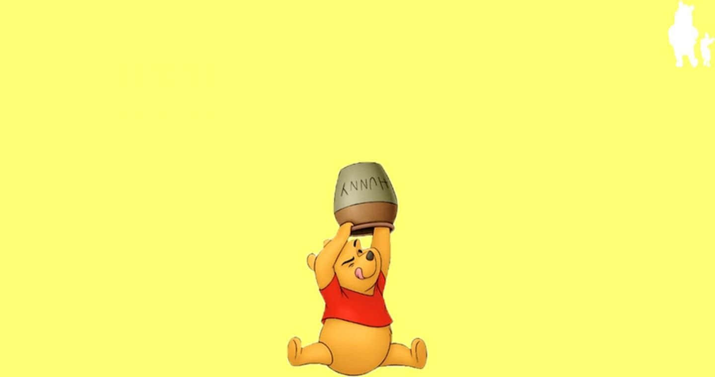 Winnie The Pooh Laptop 桌布 壁紙 — 小熊維尼穿著紅色襯衫，開心坐著，舉起一個標有 'HUNNY' 的蜂蜜罐，背景是純黃色。