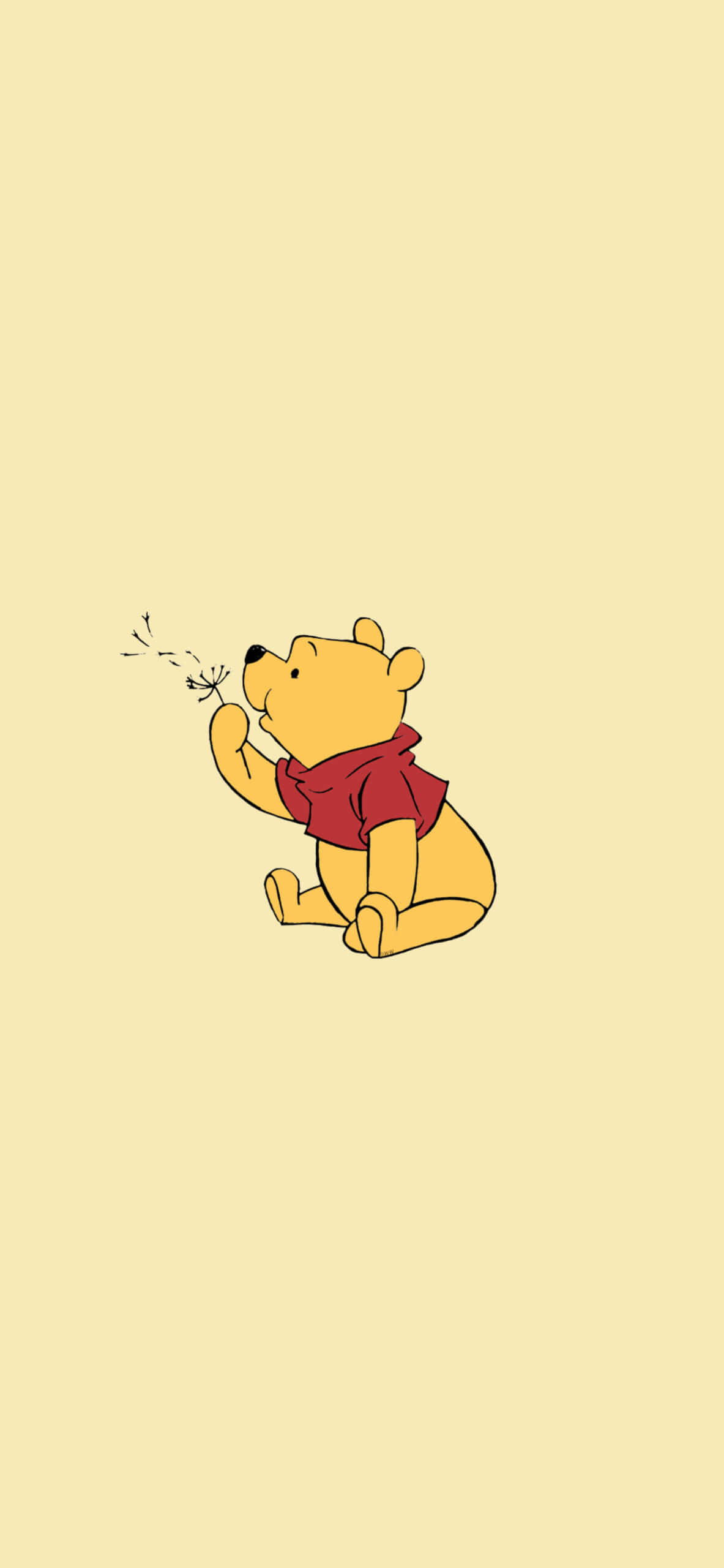 Winnie The Pooh Aesthetic 桌布 壁紙 — 小熊維尼穿著紅色襯衫坐著，對著淡黃色背景吹蒲公英絨毛。