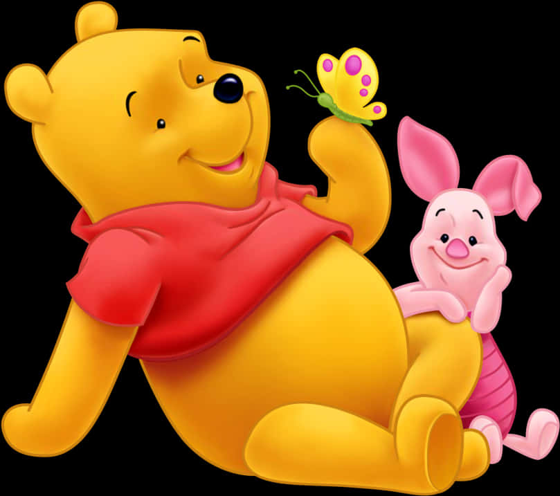 Winnie Pooh 桌布 壁紙 — 小熊維尼穿著紅色襯衫微笑，手持黃色蝴蝶，小豬坐在他旁邊，背景為黑色。