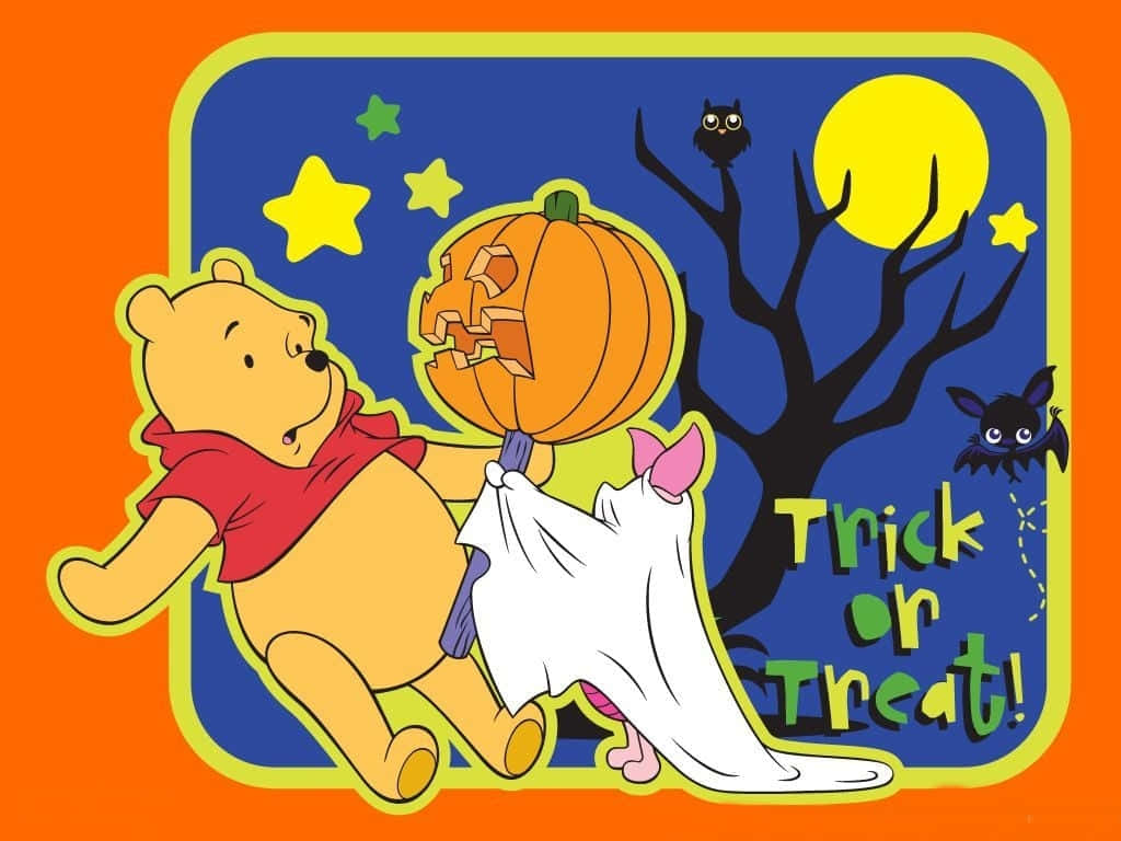 Winnie The Pooh Halloween 桌布 壁紙 — 小熊維尼穿著鬼魂服裝，在滿月下拿著南瓜燈，蝙蝠和星星襯托著鮮豔的橙色邊框。