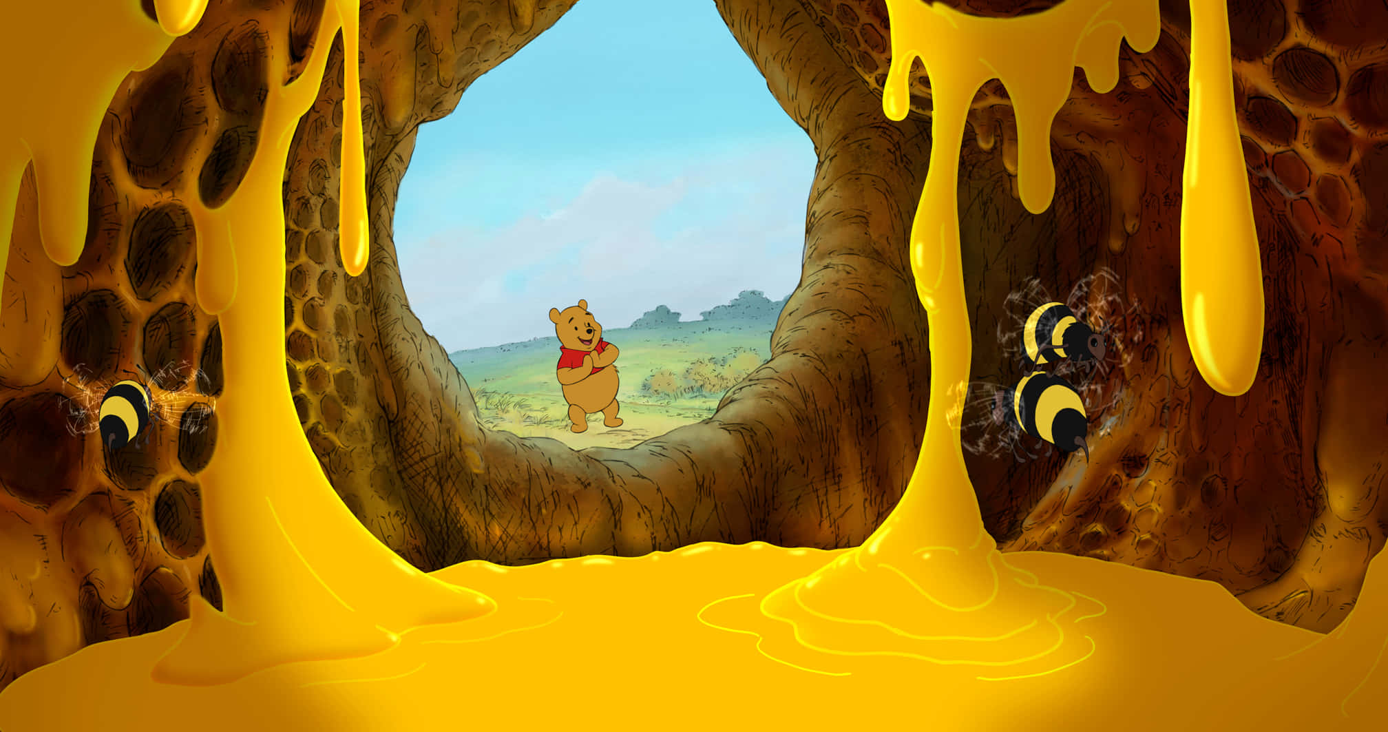winnie the pooh 桌布 壁紙 — 小熊維尼站在一個充滿蜂蜜的洞穴中，蜜蜂嗡嗡作響，金色的蜂蜜從蜂巢牆壁上滴落。
