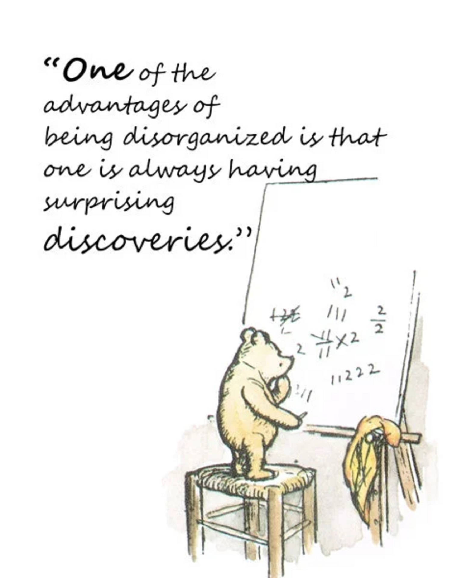 Winnie The Pooh Quotes 桌布 壁紙 — 小熊維尼站在凳子上，思考黑板上的數學方程式，並引用關於混亂帶來的驚喜。